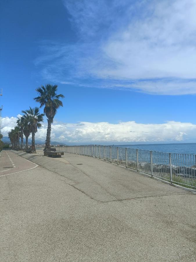 Casa Vacanze Via Nizza 57 Zinola-Wifi ซาโวนา ภายนอก รูปภาพ